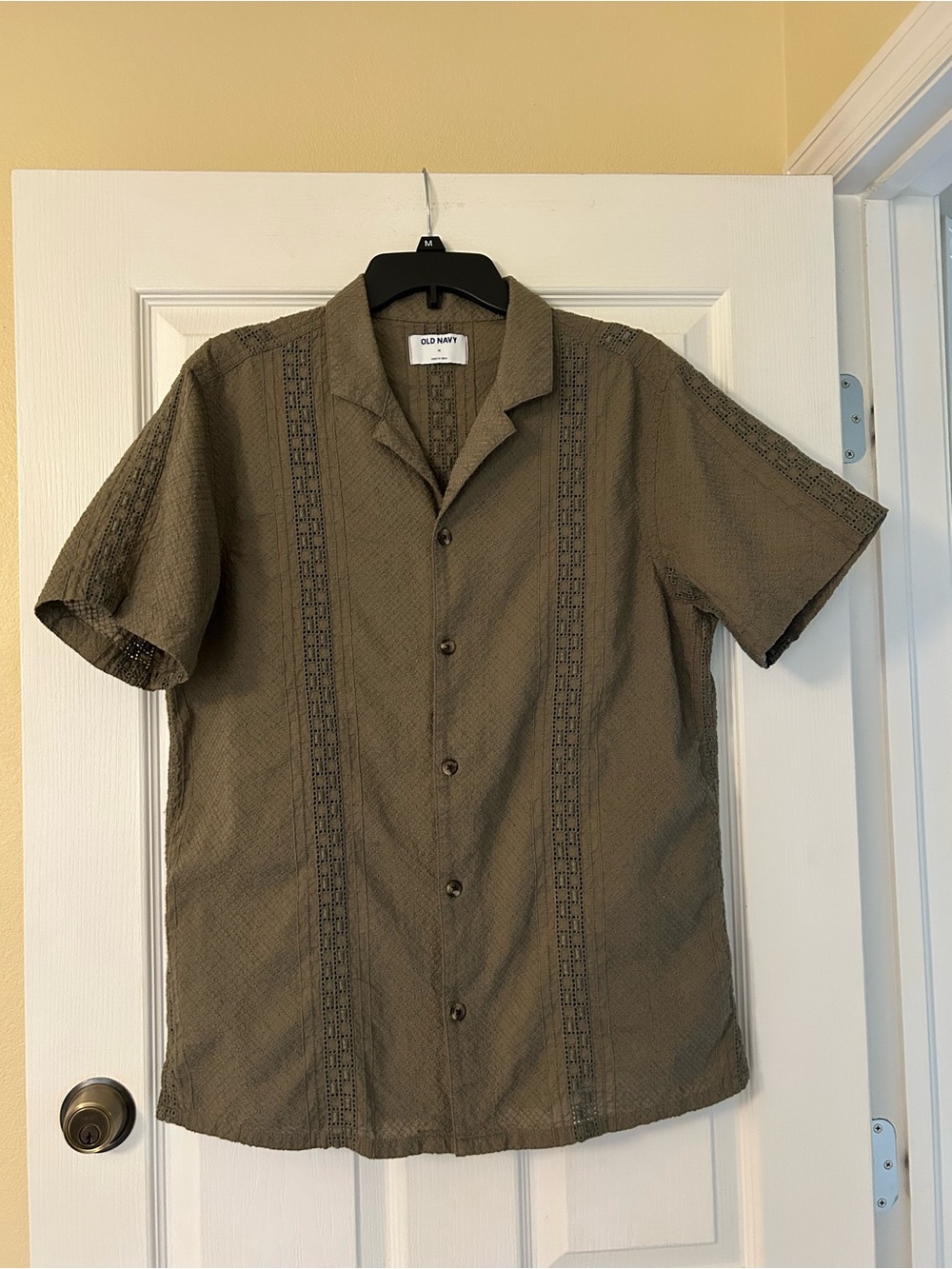 Old Navy Men's Short-Sleeve Button-Up Shirt in Olive size Medium